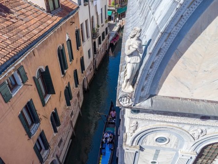 Marmor verkleidete Kirche Santa Maria dei Miracoli, im Sestiere Cannaregio, Drohnenaufnahme,