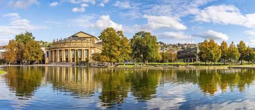 Autumn atmosphere at the opera house with Eckensee. The state parliament building on the right.
