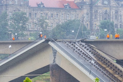 In the early hours of the morning, a section of the Carola Bridge collapsed for unknown reasons.