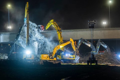 Due to an as yet unknown cause, a section of the Carola Bridge collapsed in the early hours of the