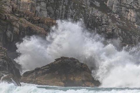 Large waves of the Atlantic Ocean crash against the rocks of a cliff. Camaret sur mer, Crozon,
