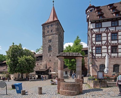 Tiergärtnertorplatz with Tiergärtnertor tower, medieval draw well and Pilatushaus, Nuremberg,