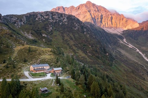 Alpenglow at the Porzehütte, Carnic High Trail, Carnic Alps, Carinthia, Austria, Europe