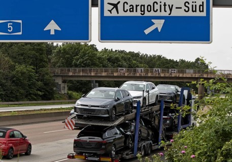 Traffic on the A5 motorway next to the airport, Frankfurt am Main, Hesse, Germany, Europe