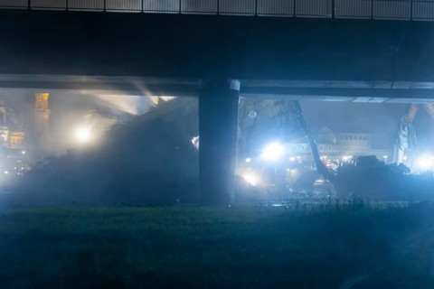 Due to an as yet unknown cause, a section of the Carola Bridge collapsed in the early hours of the