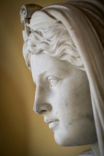 Ingeborg with the falcon, detail, classical round sculpture of a female figure on a round plinth,