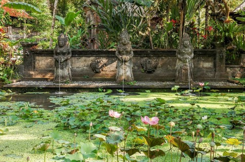 Lotusteich und balinesische Figuren als Wasserspeier, Ubud, Bali, Indonesia, Asia