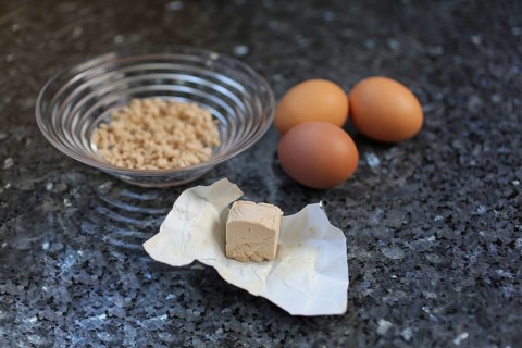 Swabian cuisine, preparation of broad beans with yeast dumplings, broad beans, ingredients for