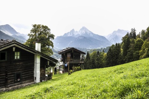 Historic wooden house, view of the Watzmann, Berchtesgarden Alps, Berchtesgaden, Berchtesgadener