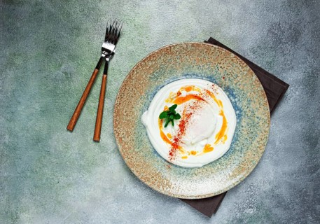 ?ilbir, traditional Turkish breakfast, Turkish eggs with yogurt and butter, homemade, no people