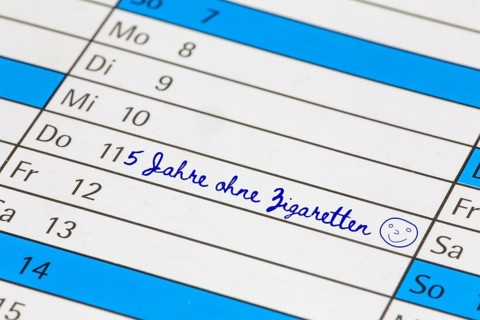 Successful nicotine withdrawal: entry in the calendar for the smoke-free anniversary (symbolic