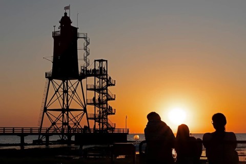 Sunset, lighthouse Obereversand, silhouettes, people, North Sea, Dorum-Neufeld, Wurster Land, Lower