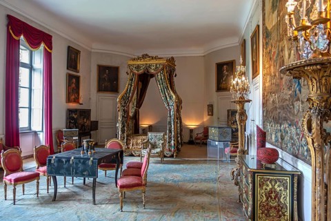 Louis XVI canopy bed, lit à la polonaise in the Amblise Room at Château de Bel?il, Baroque castle