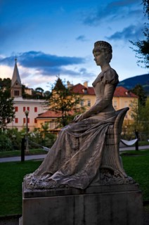 Empress Elisabeth Sissi, monument, promenade at the back, youth church, former Sacred Heart Church,