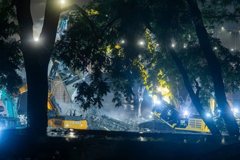 Due to an as yet unknown cause, a section of the Carola Bridge collapsed in the early hours of the