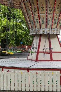 Empty carousel, crisis, bankruptcy, closed, fair, funfair, economy, consumption, inflation,