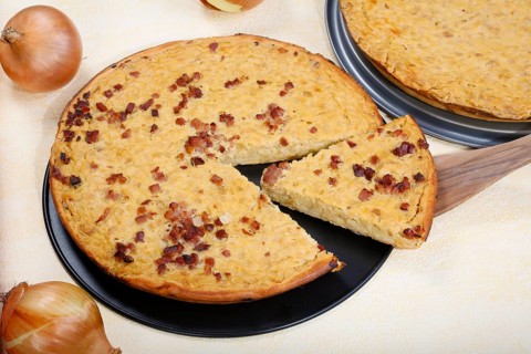 Swabian cuisine, onion tart vegetarian and classic with bacon, baked, savoury, savoury cake,