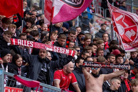 Kaiserslautern, 20.04.2024: The fans of SV Wehen Wiesbaden celebrate their team's draw after the