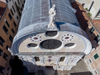 Marmor verkleidete Kirche Santa Maria dei Miracoli, im Sestiere Cannaregio, Drohnenaufnahme,