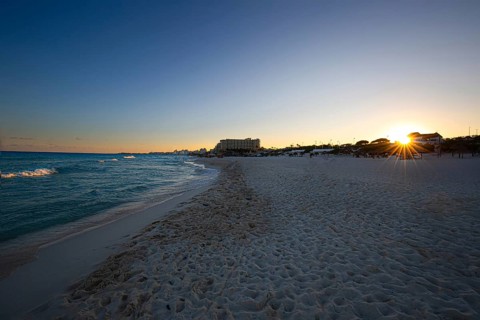 Playa Delfines (Dolphin Beach) nicknamed El Mirador (The Lookout) – one of the most scenic public