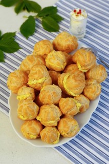 Swabian cuisine, mini cream puffs filled with goat's cream cheese, cream cheese éclairs,