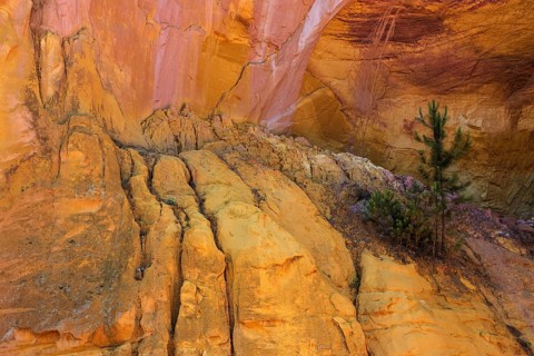 Ochre nature trail, Le Sentier des Ocres, former ochre mining area, ochre rocks, Roussillon,