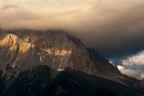 The Wetterstein massif under the threatening clouds of an approaching thunderstorm, Tyrol, Ehrwald,