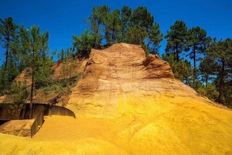 Ochre nature trail, Le Sentier des Ocres, former ochre mining area, ochre rocks, Roussillon,