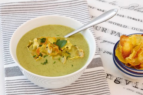 Swabian cuisine, cress soup with crisps, cress, plate with green cream soup, soup bowl, garnished