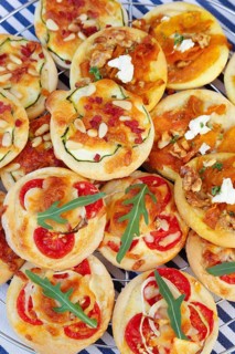 Swabian cuisine, mini dinnete, also dennete, dinnede, dennetle, hearty, salty, yeast pastry topped
