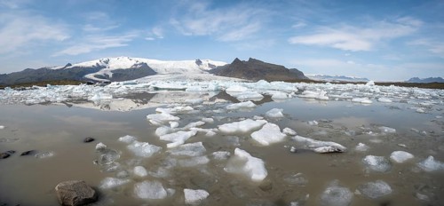 Glacier lagoon, Sveinstindur peak, Fjallsárlón ice lagoon, ice floes in front of Fjallsjökull