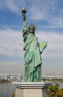 Replica of the Statue of Liberty, in the background the Rainbow Bridge, Odaiba Island, Tokyo,