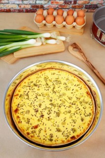 Swabian cuisine, salted cream cake with spring onions, hearty cake, salty shortcrust, baked, out of