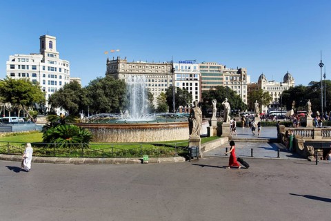 Fountain, pedestrians, tourists between sculptures, Plaza de Catalunya, Plaça Catalunya, city