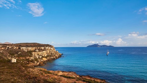 Rocky coast, sailing boats, Levanzo Island, Scogliera di Cala Rossa, Cala Rossa, Favignana, Egadi