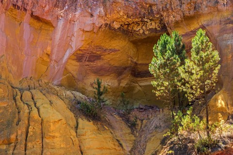 Ochre nature trail, Le Sentier des Ocres, former ochre mining area, ochre rocks, Roussillon,