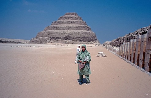 Tour guide, step pyramid of Djoser, Sakkara, al-Jiza governorate, Egypt, September 1989, vintage,