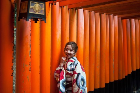 24.12.2017, Kyoto, Japan, Asia, A young Japanese woman stands in one of the torii pathways leading