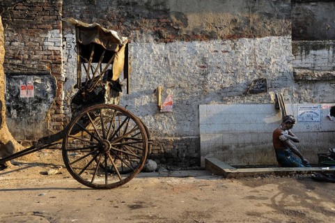 24.02.2011, Kolkata, West Bengal, India, Asia, A rickshaw driver washes himself next to his wooden