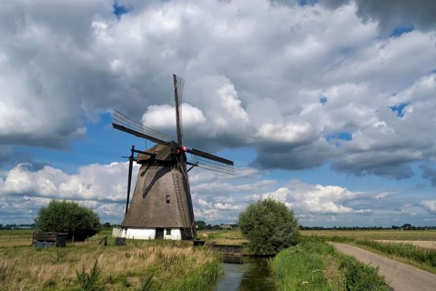Oude Doornse mill is a windmill near Almkerk in the Dutch province Noord-Brabant