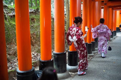 24.12.2017, Kyoto, Japan, Asia, Two young Japanese women stand in one of the torii pathways leading