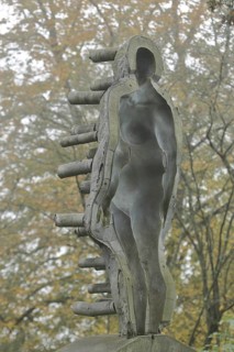 Sculpture Day and Night by Ubbo Enninga, female figure, 3D effect, three-dimensional,
