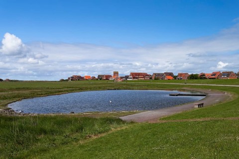 The photo shows a swimming pond on the East Frisian island of Baltrum in the evening sun