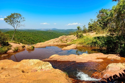 River with calm, transparent waters among the rocks, mountains and vegetation of the Muaimii