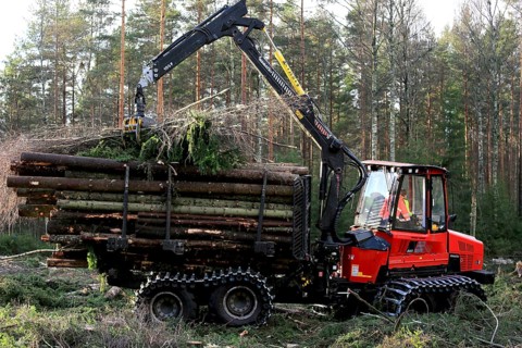 SALO, FINLAND, NOVEMBER 19, 2016: Unnamed operator stacks up wood on the bunk of Komatsu 845