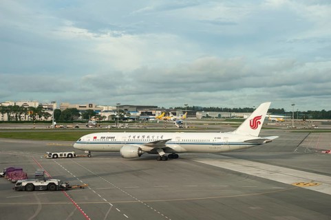 19.12.2019, Singapore, Republic of Singapore, Asia, An Air China Boeing 787 Dreamliner passenger