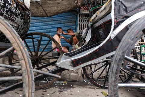 20.02.2011, Kolkata, West Bengal, India, Asia, A man gets a shave between rickshaws on a roadside