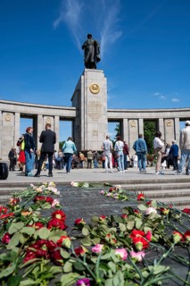 09.05.2024, Berlin, Germany, Europe, Russians and pro-Russian sympathisers lay flowers and wreaths