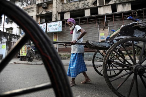 03.12.2011, Kolkata, West Bengal, India, Asia, rickshaw driver Mohamed pulls his wooden rickshaw
