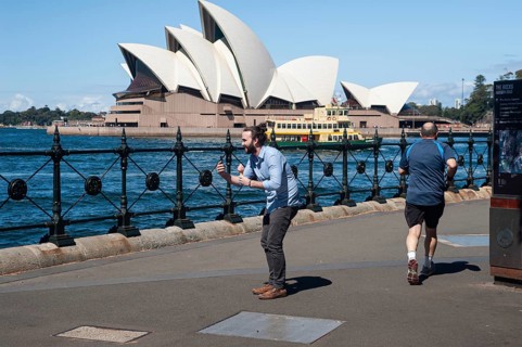 25.09.2019, Sydney, New South Wales, Australia, A man holds an ice cream in his hand and takes a